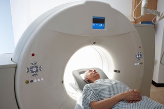 Снимка на човек, който има компютърна томография
