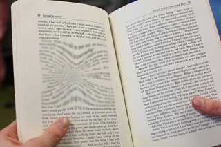 Замъглена книга, показваща какво е зрението за човек с ранна AMD